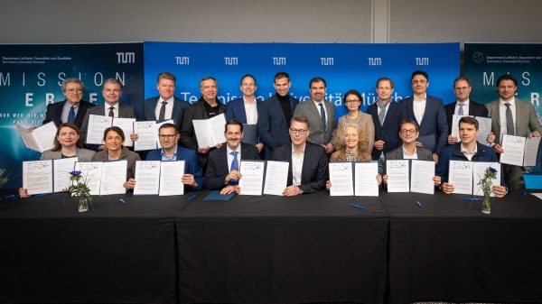 Im Beisein von TUM Präsident Thomas F. Hofmann und dem Bayerischen Staatsministers für Wissenschaft und Kunst Markus Blume unterzeichnet Christian Schmidt (2. R., 2. v. r.), Chief Strategy Officer von HENSOLDT, die Absichtserklärung bei der offiziellen Gründungszeremonie der TUM Security and Defense Alliance.