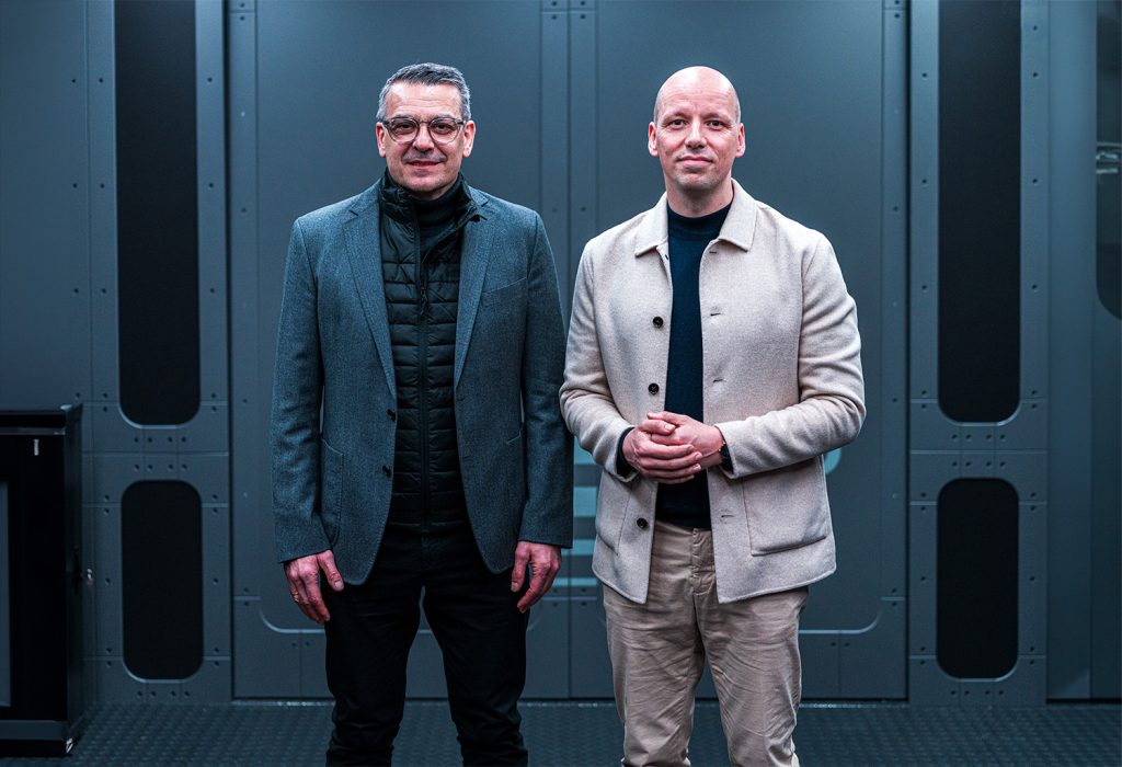 CA-1 Europa: HENSOLDT-CEO Oliver Dörre (links) gemeinsam mit Helsing-Mitgründer und Co-CEO Dr. Gundberd Scherf bei der Unterzeichnung des MoUs. Foto: HENSOLDT AG