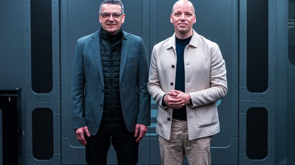 CA-1 Europa: HENSOLDT-CEO Oliver Dörre (links) gemeinsam mit Helsing-Mitgründer und Co-CEO Dr. Gundberd Scherf bei der Unterzeichnung des MoUs. Foto: HENSOLDT AG