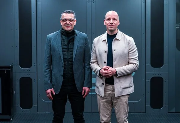 CA-1 Europa: HENSOLDT-CEO Oliver Dörre (links) gemeinsam mit Helsing-Mitgründer und Co-CEO Dr. Gundberd Scherf bei der Unterzeichnung des MoUs. Foto: HENSOLDT AG