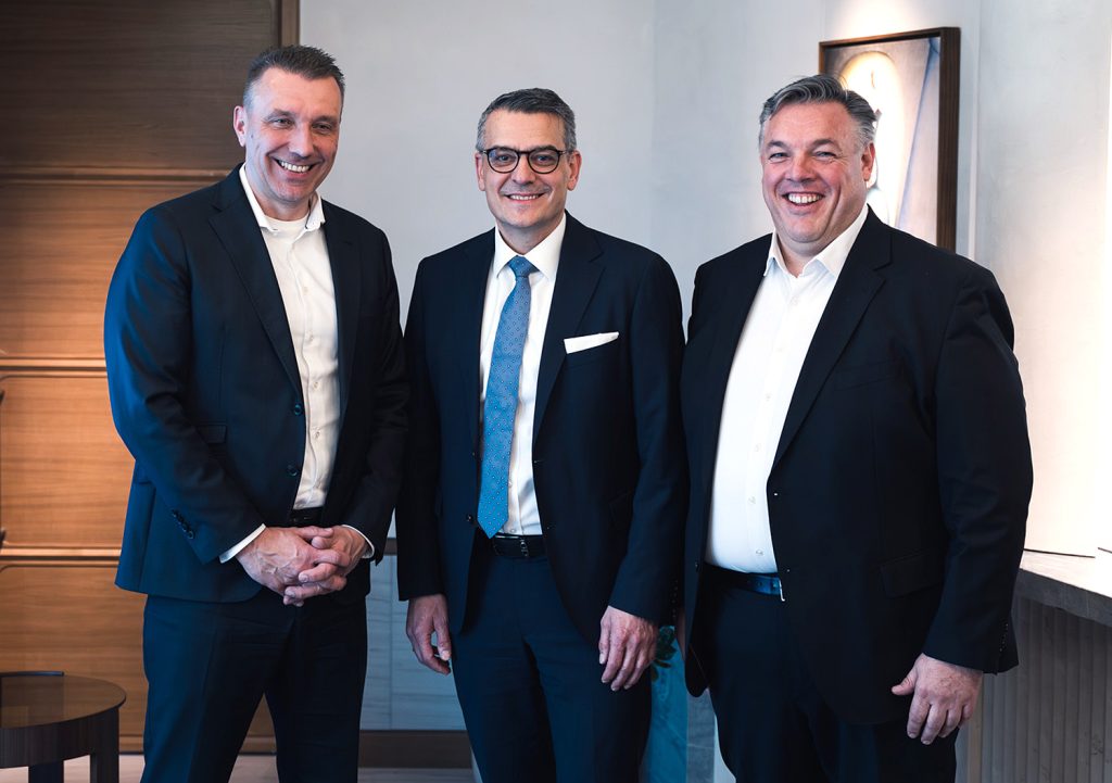 Daten: Bei der Unterzeichnung (von links): Christian Müller (Co-CEO Schwarz Digits), Oliver Dörre (CEO HENSOLDT), Rolf Schumann, (Co-CEO Schwarz Digits). Foto: Schwarz Digits