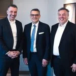 Daten: Bei der Unterzeichnung (von links): Christian Müller (Co-CEO Schwarz Digits), Oliver Dörre (CEO HENSOLDT), Rolf Schumann, (Co-CEO Schwarz Digits). Foto: Schwarz Digits