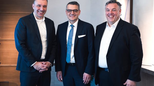 Daten: Bei der Unterzeichnung (von links): Christian Müller (Co-CEO Schwarz Digits), Oliver Dörre (CEO HENSOLDT), Rolf Schumann, (Co-CEO Schwarz Digits). Foto: Schwarz Digits