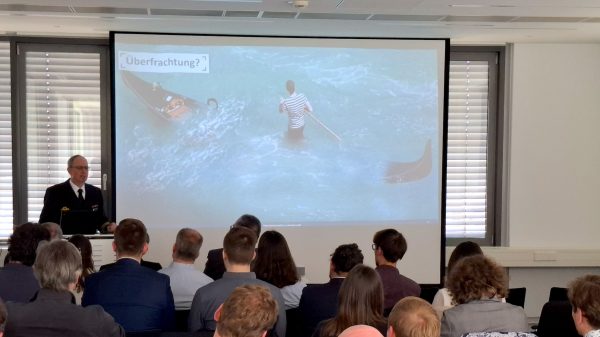 Kapitän zur See Karsten Knecht, Leiter Marineinnovationsmanagement in Rostock, sprach beim DGON-Unterwasser-Workshop über den Kurs Marine und jüngste Beschaffungen.