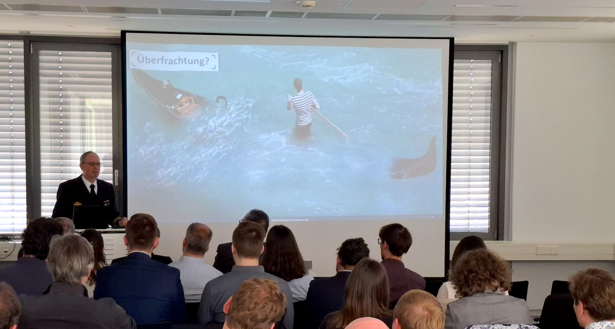 Kapitän zur See Karsten Knecht, Leiter Marineinnovationsmanagement in Rostock, sprach beim DGON-Unterwasser-Workshop über den Kurs Marine und jüngste Beschaffungen.