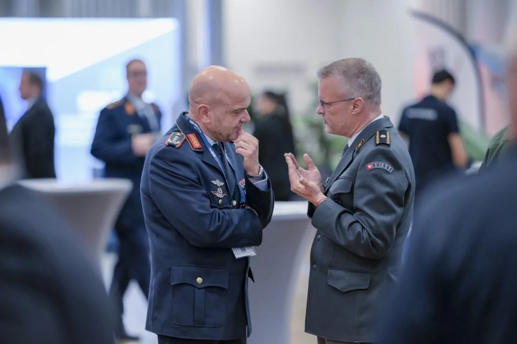 Generaleutnant Günter Katz (l.), Kommandierender General des Luftwaffentruppenkommandos im Gespräch mit einem Brigadier der Schweizer Armee.