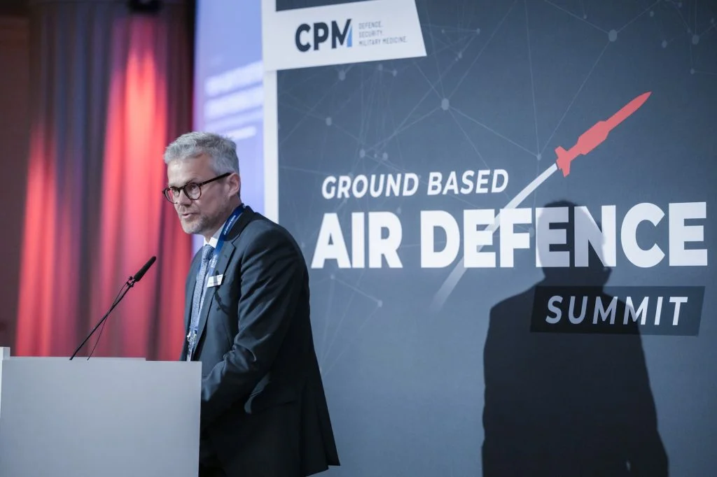 Daniel Schepelmann, Vice President Marketing & Sales GBAD bei Diehl Defence hatte den ersten Industrievortrag der Veranstaltung.