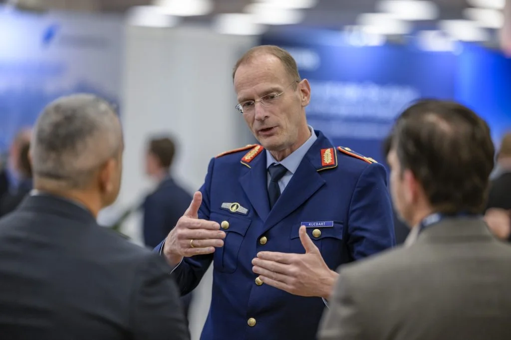Brigadegeneral Arnt Kuebart, Kommandeur Bodengebundene Verbände im Luftwaffentruppenkommando, im Gespräch beim GBAD-Summit in Berlin.