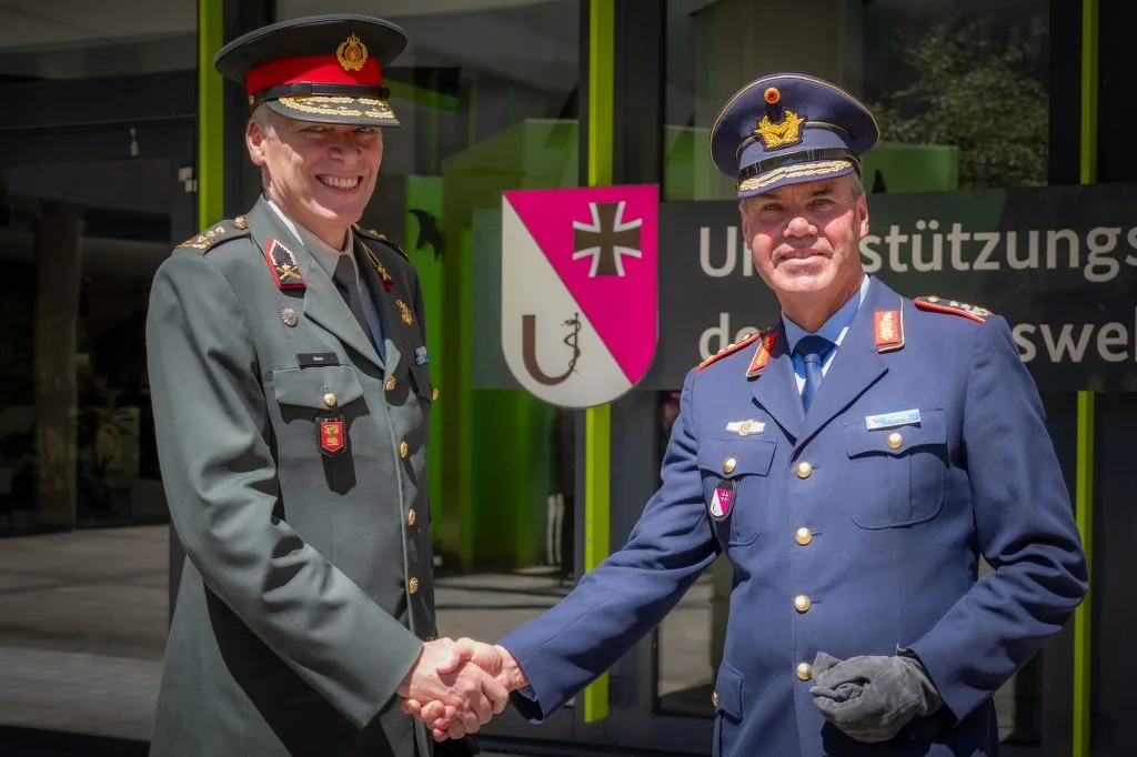 Befehlshaber UstgKdoBw Generalleutnant Funke begrüßt seinen niederländischen Counterpart, LtGen Jan-Willem Maas, Commander NLD Joint Support Command, zum Besuch im Unterstützungskommando der Bundeswehr in Bonn.