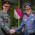 Befehlshaber UstgKdoBw Generalleutnant Funke begrüßt seinen niederländischen Counterpart, LtGen Jan-Willem Maas, Commander NLD Joint Support Command, zum Besuch im Unterstützungskommando der Bundeswehr in Bonn.