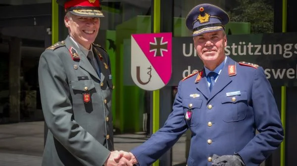 Befehlshaber UstgKdoBw Generalleutnant Funke begrüßt seinen niederländischen Counterpart, LtGen Jan-Willem Maas, Commander NLD Joint Support Command, zum Besuch im Unterstützungskommando der Bundeswehr in Bonn.