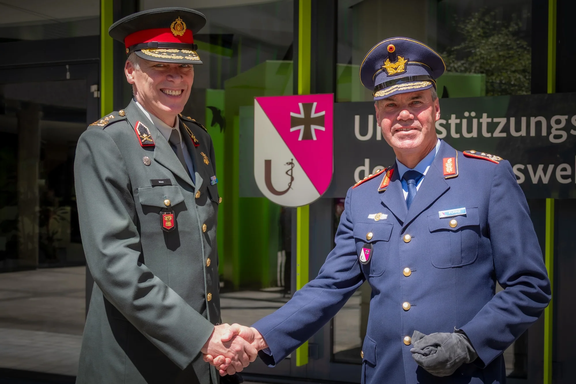 Befehlshaber UstgKdoBw Generalleutnant Funke begrüßt seinen niederländischen Counterpart, LtGen Jan-Willem Maas, Commander NLD Joint Support Command, zum Besuch im Unterstützungskommando der Bundeswehr in Bonn.