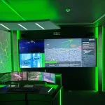 Einblick in das Battle Lab. Die integrierte Demonstrations- und Entwicklungsumgebung macht sichtbar, wie softwarebasierte Verteidigungsfähigkeiten in vernetzten, domänen-übergreifenden Systemen zusammenwirken.