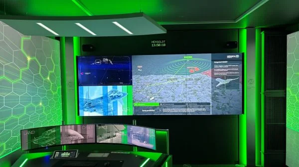 Einblick in das Battle Lab. Die integrierte Demonstrations- und Entwicklungsumgebung macht sichtbar, wie softwarebasierte Verteidigungsfähigkeiten in vernetzten, domänen-übergreifenden Systemen zusammenwirken.