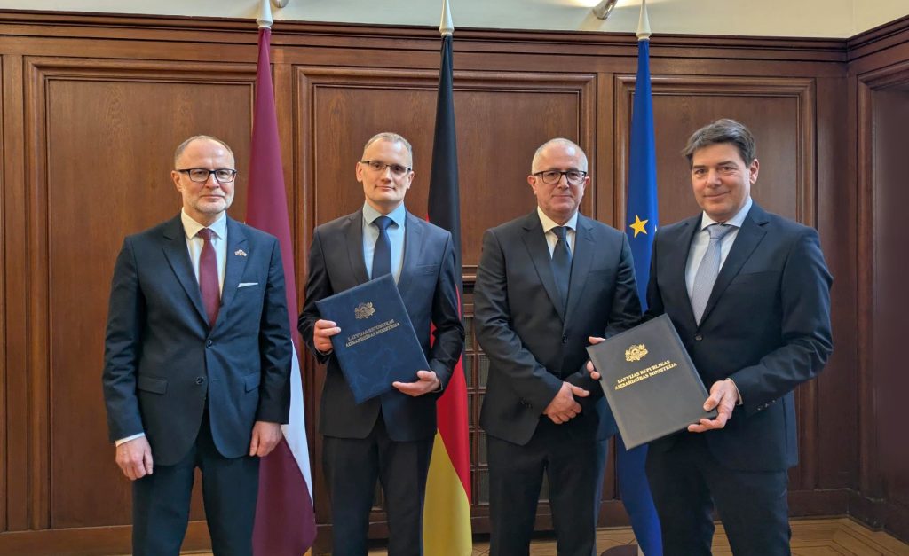 Andris Sprūds (Verteidigungsminister, Lettland), Ivo Rubīns (Mitglied des Vorstands, Ripo Remonta Centrs), Gianluca Palmisano (Vice President Industrial Participation und Offset, Diehl Defence), Oliver Haas (Senior Vice President Customer Support, Diehl Defence) © Diehl Defence
