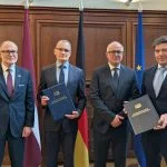 Andris Sprūds (Verteidigungsminister, Lettland), Ivo Rubīns (Mitglied des Vorstands, Ripo Remonta Centrs), Gianluca Palmisano (Vice President Industrial Participation und Offset, Diehl Defence), Oliver Haas (Senior Vice President Customer Support, Diehl Defence) © Diehl Defence