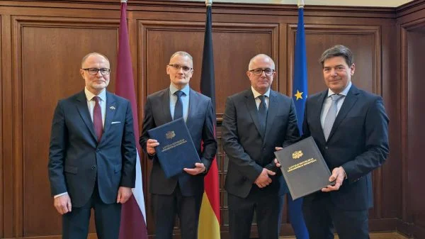 Andris Sprūds (Verteidigungsminister, Lettland), Ivo Rubīns (Mitglied des Vorstands, Ripo Remonta Centrs), Gianluca Palmisano (Vice President Industrial Participation und Offset, Diehl Defence), Oliver Haas (Senior Vice President Customer Support, Diehl Defence) © Diehl Defence