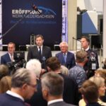 Eröffnung der neuen Munitionsfabrik von Rheinmetall für 155 mm Artilleriemunition in Unterlüß (v. l. n.r.): Verteidigungsminister Boris Pistorius, Finanzminister Lars Klingbeil, Rheinmetall-Chef Armin Papperger und NATO-Generalsekretär Mark Rutte.
