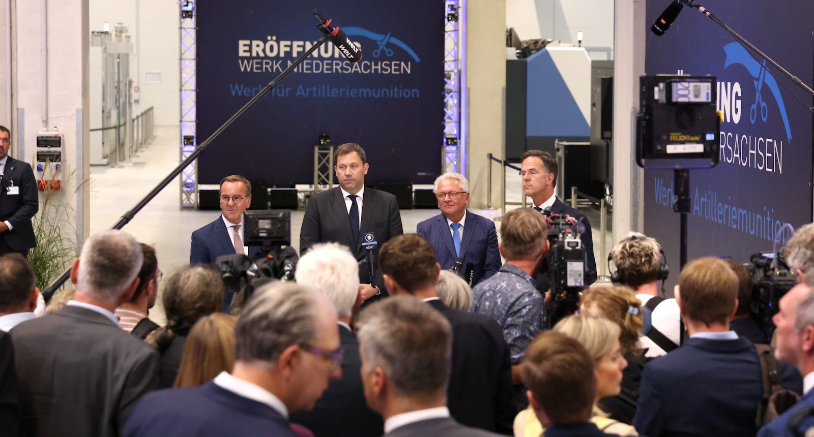 Eröffnung der neuen Munitionsfabrik von Rheinmetall für 155 mm Artilleriemunition in Unterlüß (v. l. n.r.): Verteidigungsminister Boris Pistorius, Finanzminister Lars Klingbeil, Rheinmetall-Chef Armin Papperger und NATO-Generalsekretär Mark Rutte.