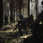 Das Heer bereitet sich auf den „Kampf heute Nacht“ vor: Luftlandekräfte nach dem Sprungeinsatz während einer Übung in Rukla, Litauen. Foto: Bundeswehr / Maximilian Schulz