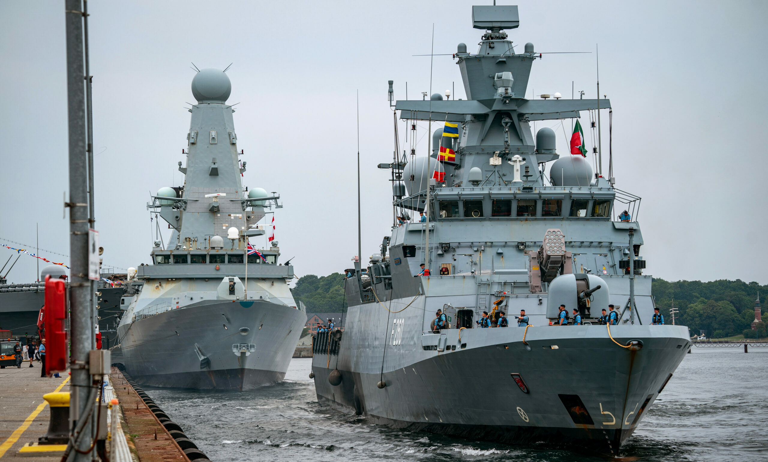 Marinekooperation: Die Korvette F 260 Braunschweig legt an der Außenseite der Oskar-Kusch-Mole vor dem britischen Zerstörer HMS Defender an im Marinestützpunkt Kiel-Wik.