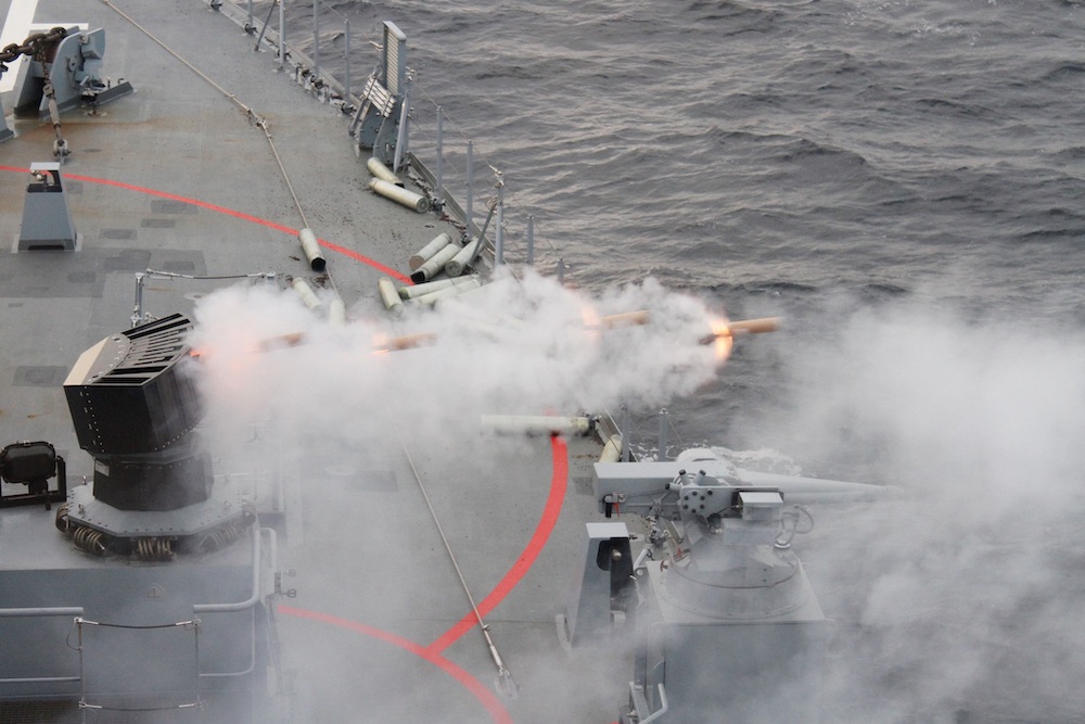 Die Fregatte RHEINLAND-PFALZ verschießt Täuschkörper mit dem Multi Ammunition Softkill System (MASS) während der Übung Heimdall 2022 im Seegebiet vor der Insel Andøya in Norwegen. Foto: Bundeswehr / Volker Muth