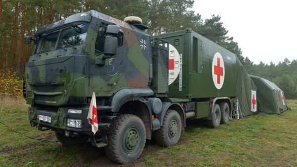 Erstversorgung: Außenaufnahme der Rettungsstation Role 1, basierend auf einem Lkw IVECO Trakker 15t mit geschütztem Führerhaus während einer Übung der Sanitätsstaffel Einsatz auf dem Truppenübungsplatz Klietz. Insgesamt 120 Rettungsstationen wurden durch die Bundeswehr geordert.