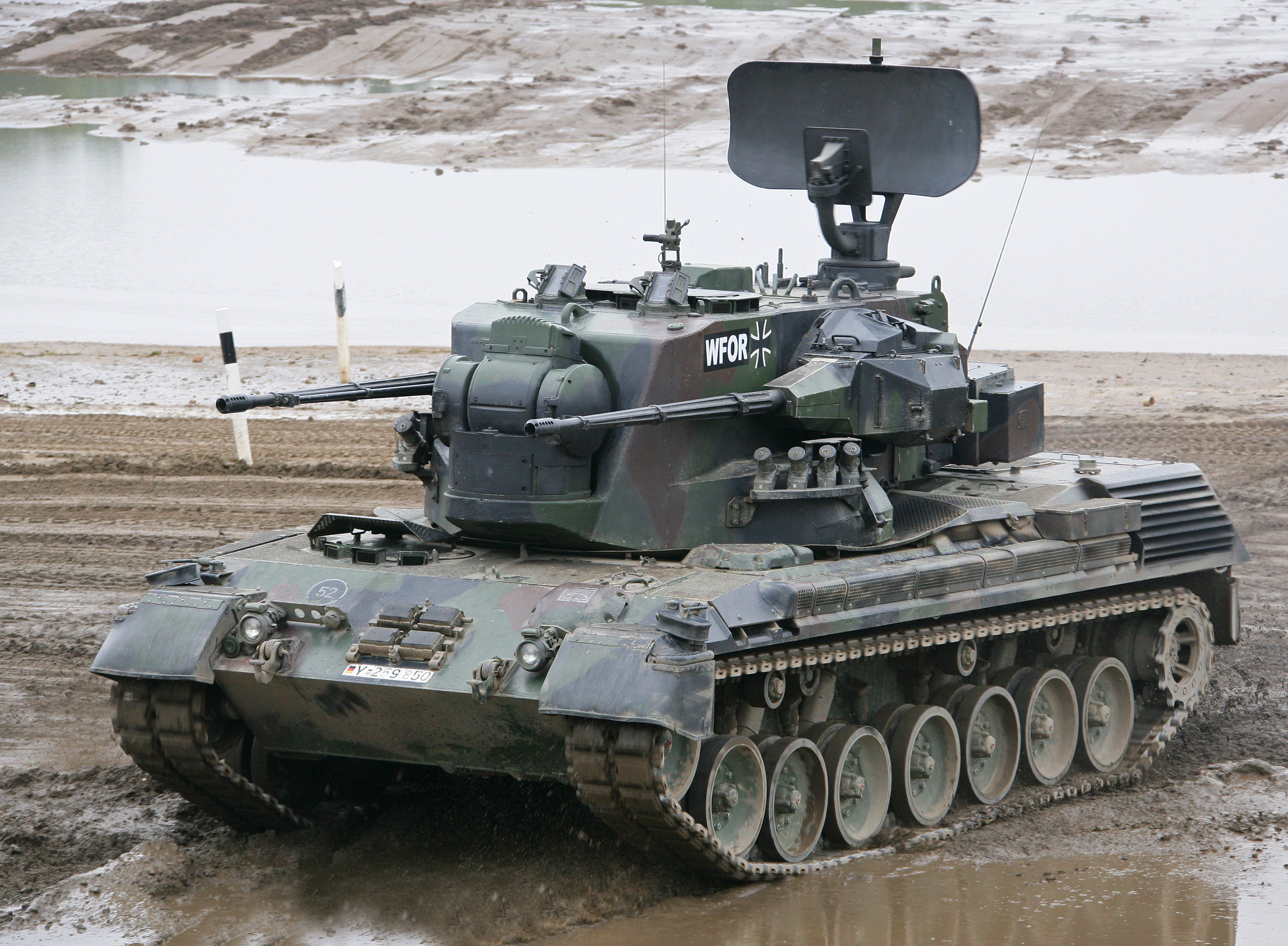 Einer der letzten Flugabwehrkanonenpanzer Gepard 1 A2 der Bundeswehr bei der Informationslehrübung Heer im Jahr 2010. In der Ukraine hat das Waffensystem eindrucksvoll seine Wirksamkeit bewiesen, während die Bundeswehr ihre Heeresflugabwehr aktuell erst wieder aufbauen und mit Systemen unterfüttern muss.