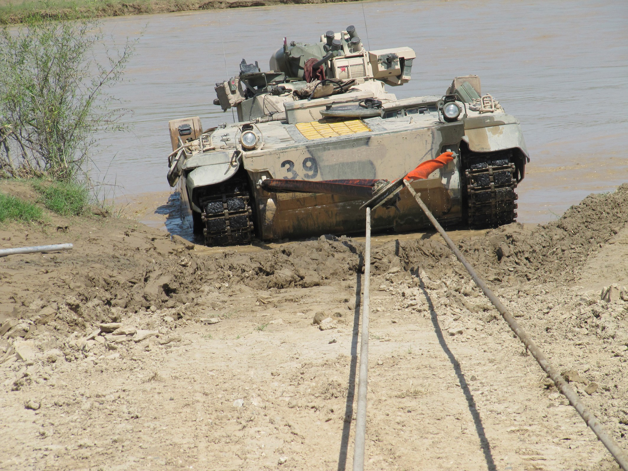 Schützenpanzer MARDER bei der Flußdurchquerung des Kunduz Rivers. Fotos: Bundeswehr / Piz Kunduz