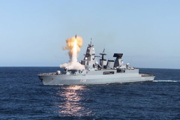 Die Fregatten der Klasse F127 sollen die in der Bundeswehr vorhandenen F124 (im Bild die SACHSEN) im Bereich der maritimen Luftverteidigung ablösen. Das entsprechende Vorhaben soll der Haushaltsausschuss des Deutschen Bundestages noch in diesem Jahr bewilligen.