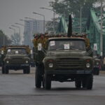Nähe: Nordkoreanische Soldaten verlegen in Pritschenwagen. Aufnahme aus Pjöngjang 2015.
