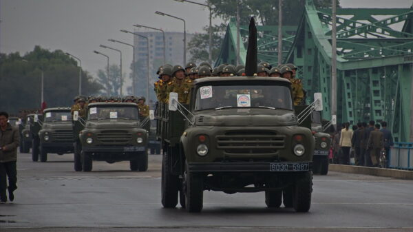 Nähe: Nordkoreanische Soldaten verlegen in Pritschenwagen. Aufnahme aus Pjöngjang 2015.