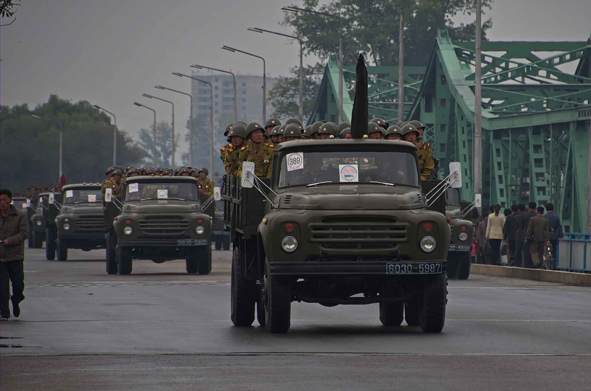 Nähe: Nordkoreanische Soldaten verlegen in Pritschenwagen. Aufnahme aus Pjöngjang 2015.