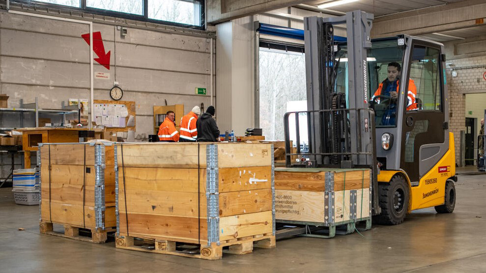 Ein Mitarbeiter transportiert gelieferte Materialien mit dem Gabelstapler in eine Lagerhalle des Materiallagers in Ochtrup, am 30.01.2023.