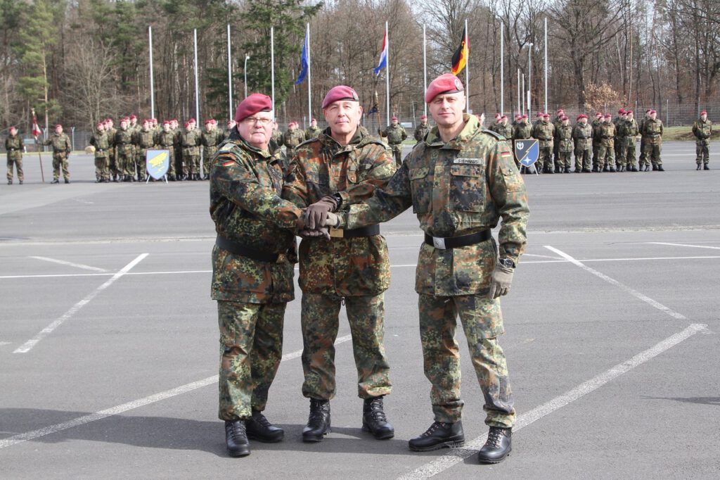 Generalmajor Dirk Faust (Mitte) überträgt das Kommando über seine Divisionstruppen von Oberst Andreas Steinhaus (rechts) an Brigadegeneral Ulrich Werner Ott (links).