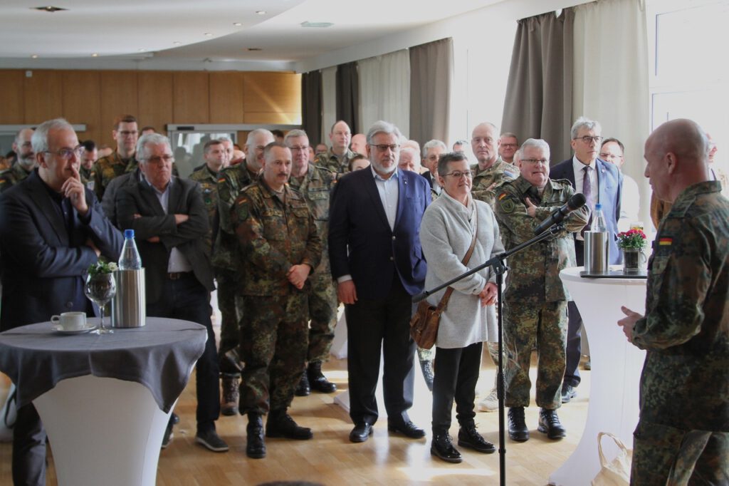 Zum Abschied waren zahlreiche Ehrengäste aus Bundeswehr und Gesellschaft nach Stadtallendorf gekommen.