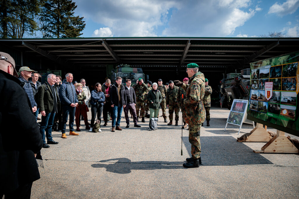 Der Verteidigungsausschuss zu Gast in Munster informierte sich in einer Auswärtigen Sitzung an der Panzertruppenschule in Munster über die Fähigkeiten und aktuellen Aufträge des Heeres.