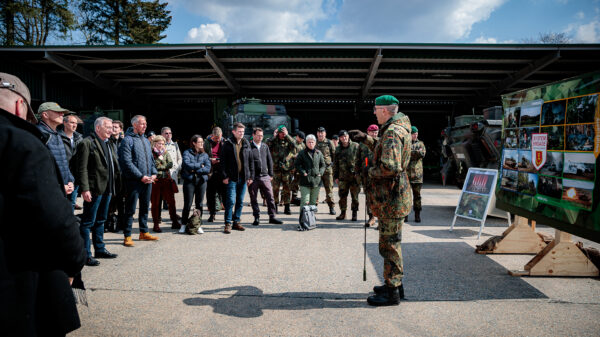 Der Verteidigungsausschuss des Deutschen Bundestages informierte sich in einer Auswärtigen Sitzung an der Panzertruppenschule in Munster über die Fähigkeiten und aktuellen Aufträge des Heeres.