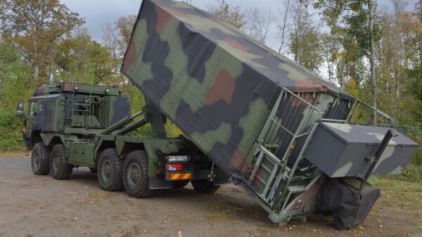 Die beauftragten Standard-Wechselpritschen werden bereits in der Bundeswehr genutzt, hier wird die Wechselpritsche als Ladungsträger für einen Container von einem Lkw abgesetzt.