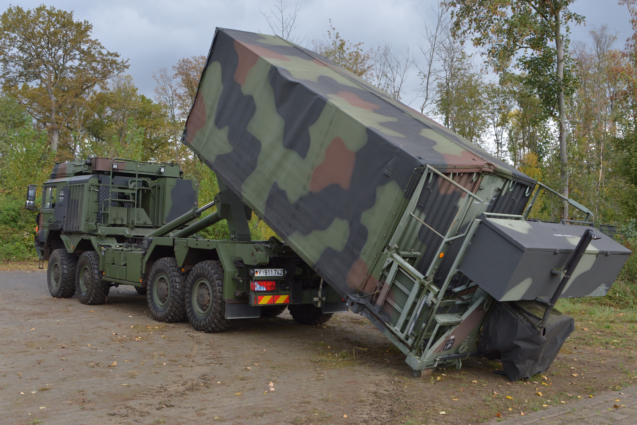 Die beauftragten Standard-Wechselpritschen werden bereits in der Bundeswehr genutzt, hier wird die Wechselpritsche als Ladungsträger für einen Container von einem Lkw abgesetzt.