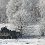 Ein Marder-Schützenpanzer im Gefechtsübungszentrum Heer (GÜœZ) im winterlichen Übungsgelände.