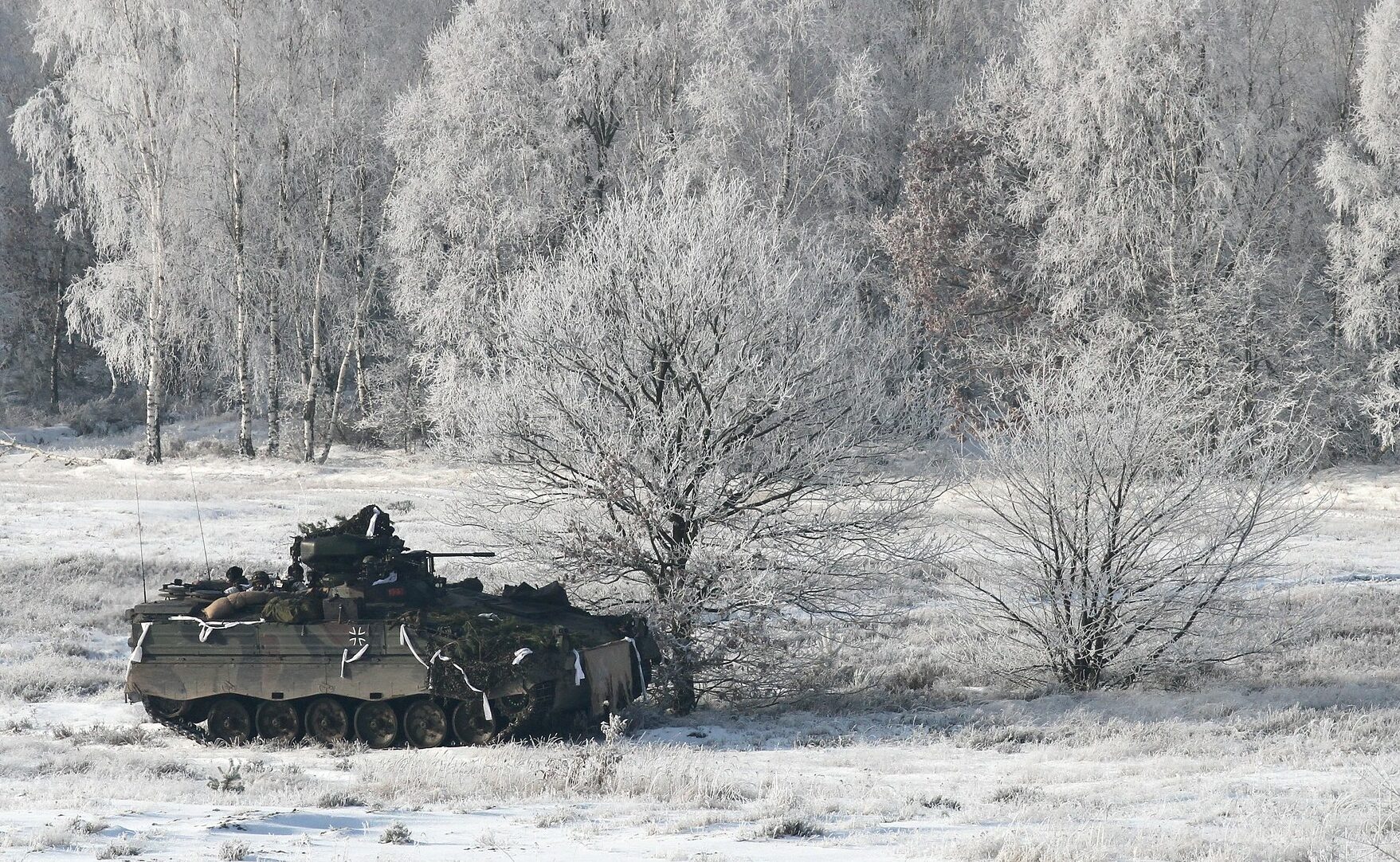 Ein Marder-Schützenpanzer im Gefechtsübungszentrum Heer (GÜœZ) im winterlichen Übungsgelände.