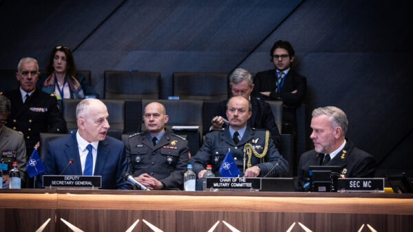Der Vorsitzende des NATO-Militärausschusses, Admiral Rob Bauer, und der stellvertretende NATO-Generalsekretär, Mircea Geoană
