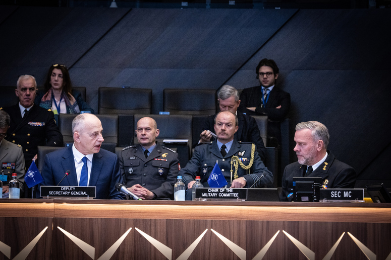 Der Vorsitzende des NATO-Militärausschusses, Admiral Rob Bauer, und der stellvertretende NATO-Generalsekretär, Mircea Geoană