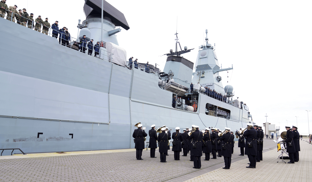 Kurz vor dem Auslaufen: Die Fregatte Hessen wird vom Marinemusikkorps Wilhelmshaven gebührend verabschiedet.