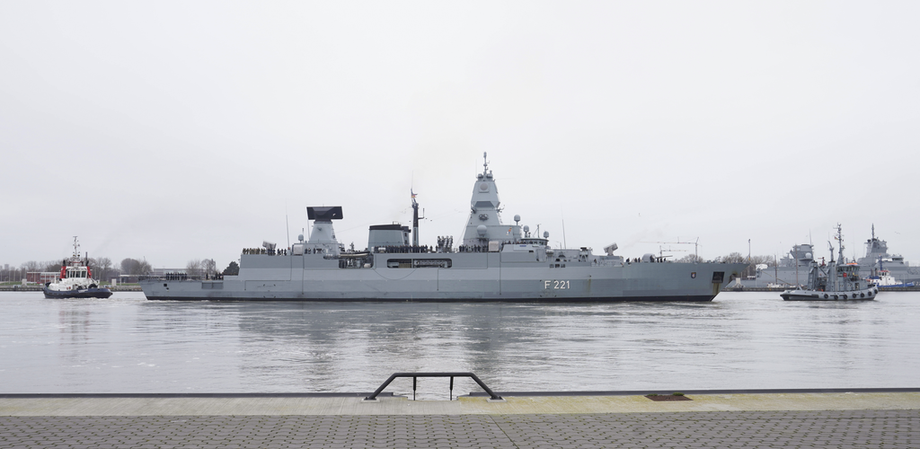 Die Fregatte Hessen passiert die Molenköpfe des Marinestützpunkts Wilhelmshaven.
