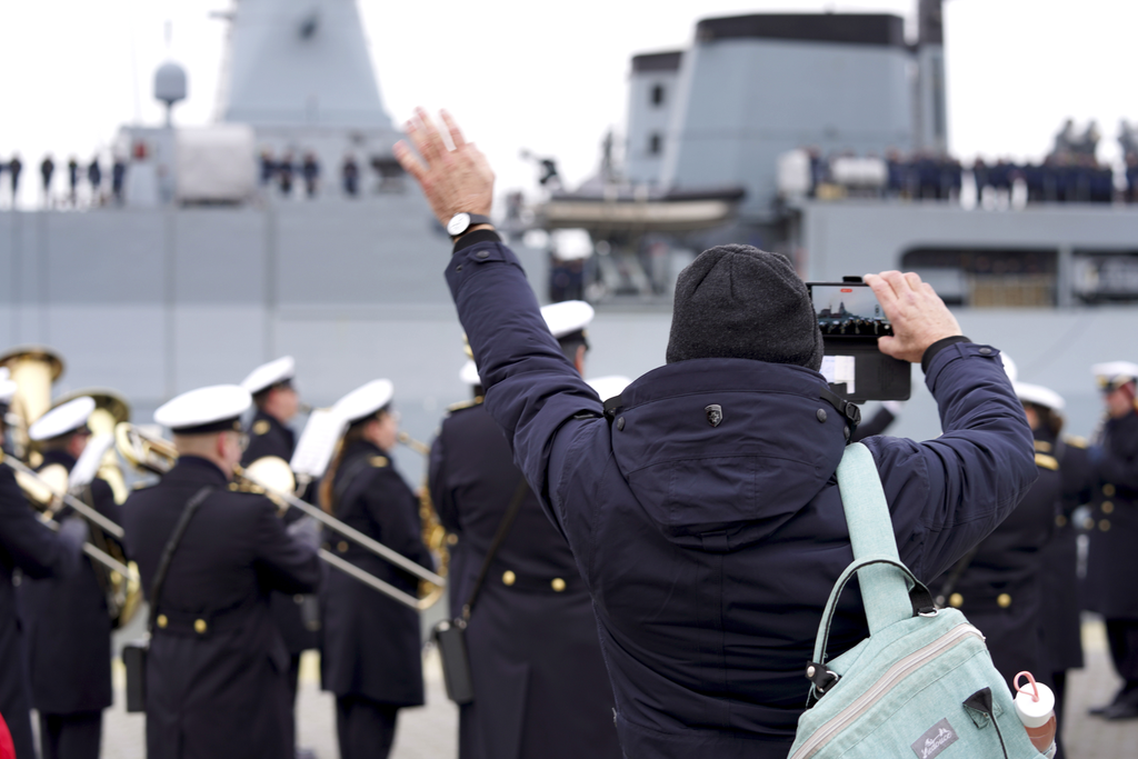 Noch ein Abschiedsvideo, Winken und Musik – so wurden die 240 Soldatinnen und Soldaten der Fregatte Hessen in Wilhelmshaven verabschiedet.