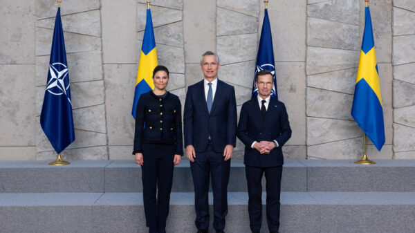 Offizielle Beitrittszeremonie von Schweden in der NATO in Brüssel: Die schwedische Kronprinzessin Victoria NATO-Generalsekretär Jens Stoltenberg und Ministerpräsident Kristersson (v. l. n. r.).