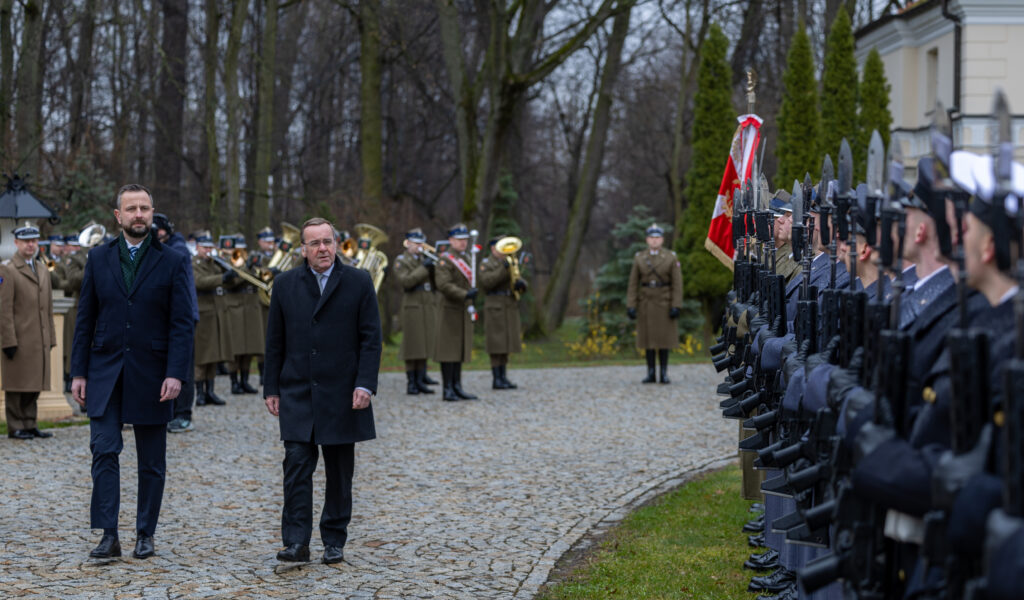 Bundesminister der Verteidigung, Boris Pistorius wird von seinem polnischen Amtskollegen mit militärischen Ehren in Warschau empfangen.