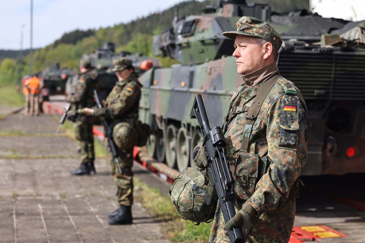 Soldaten vom Heimatschutzregiment 1 bewachen die Verladestelle bei einer Bahnverladung während der Heimatschutzübung National Guardian 2024 im Rahmen der Übungsserie Quadriga 2024.